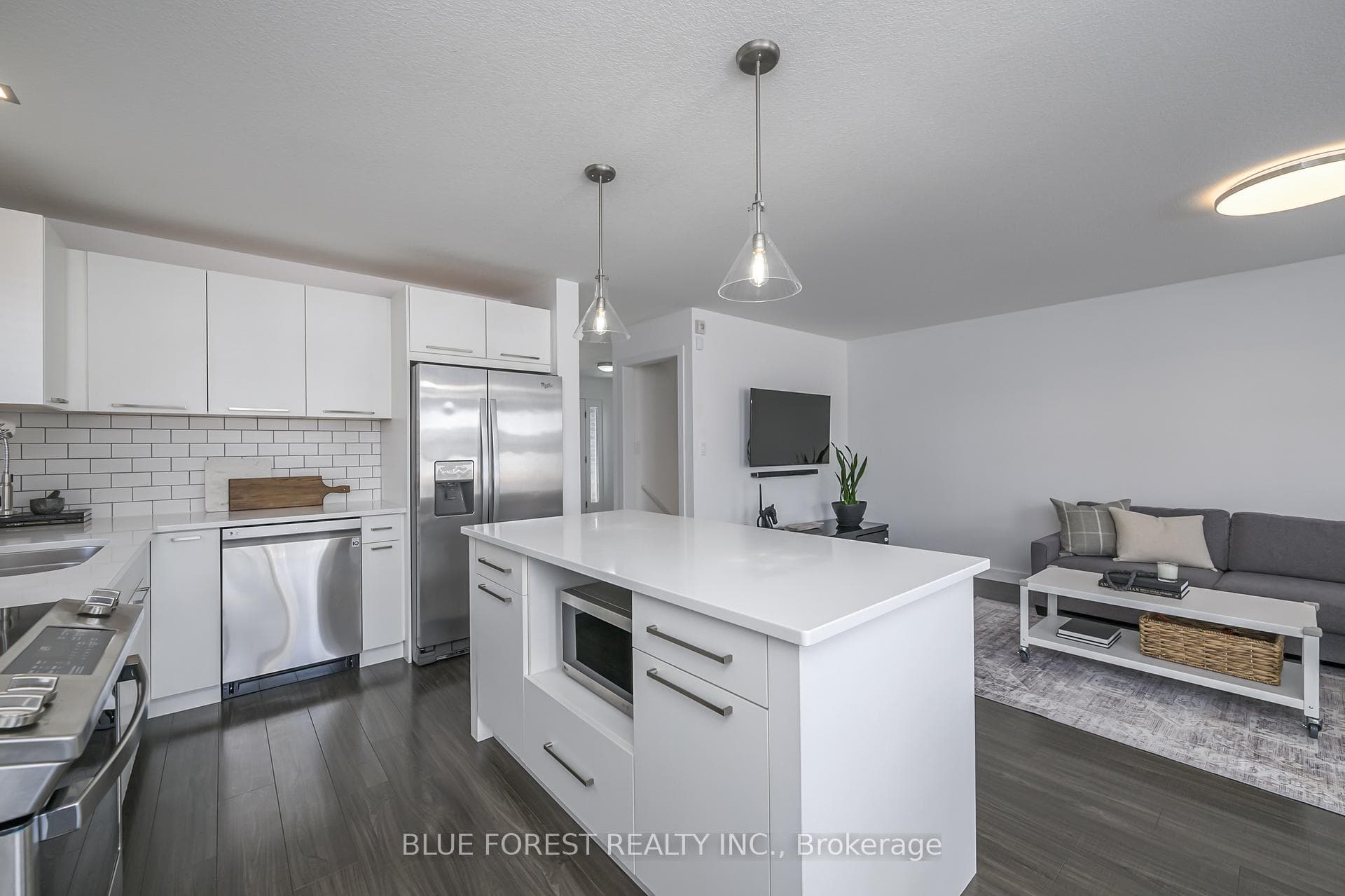 1938 Foxridge Crescent photo 9