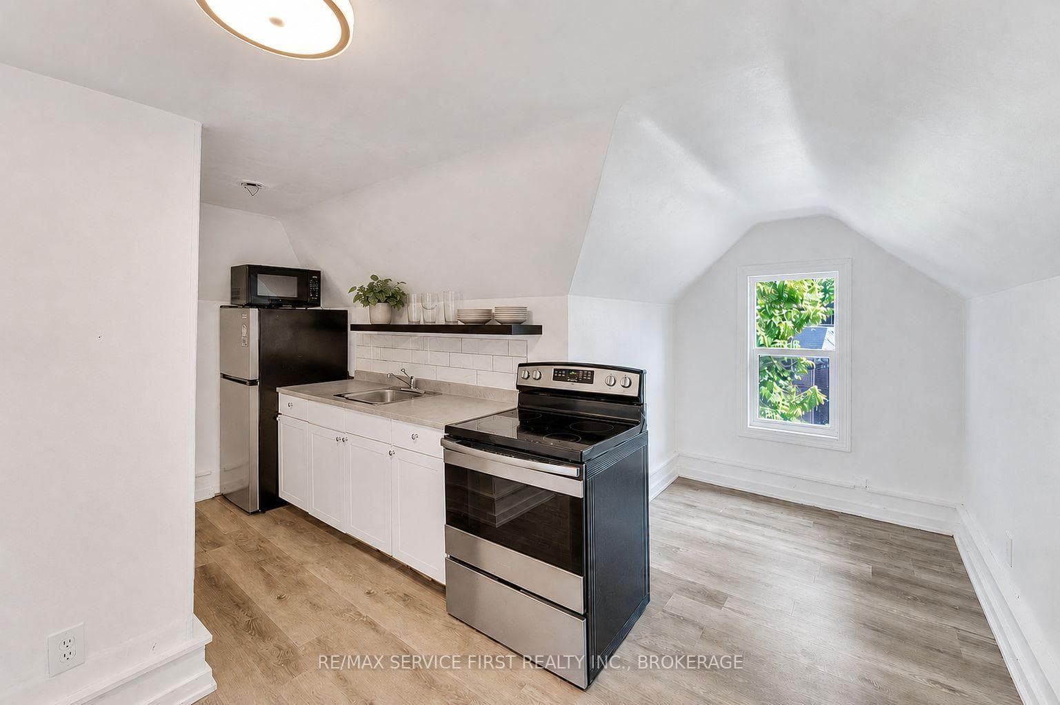 Unit 3 - Kitchen and living area