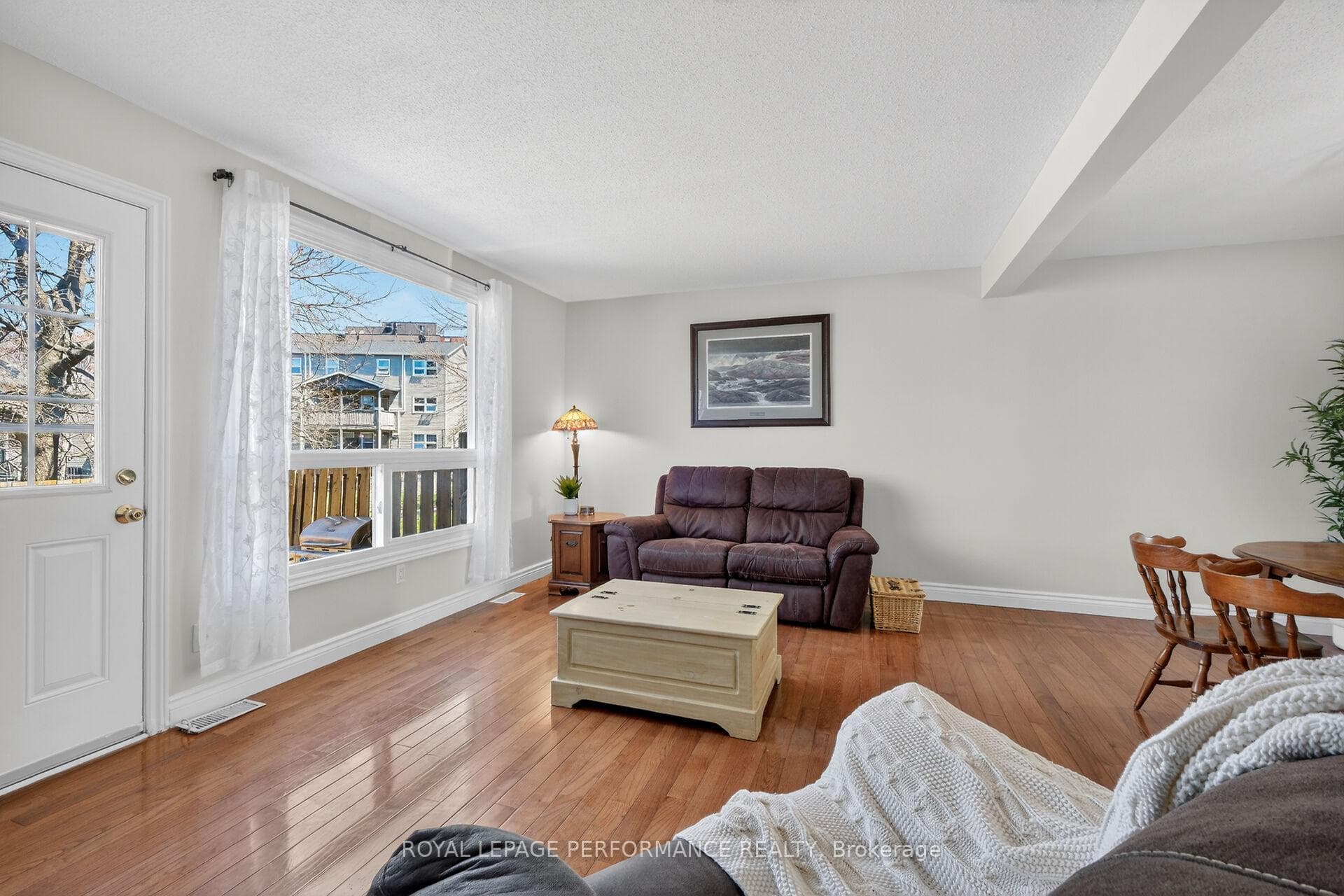 In a great neighbourhood, 15 minutes from downtown