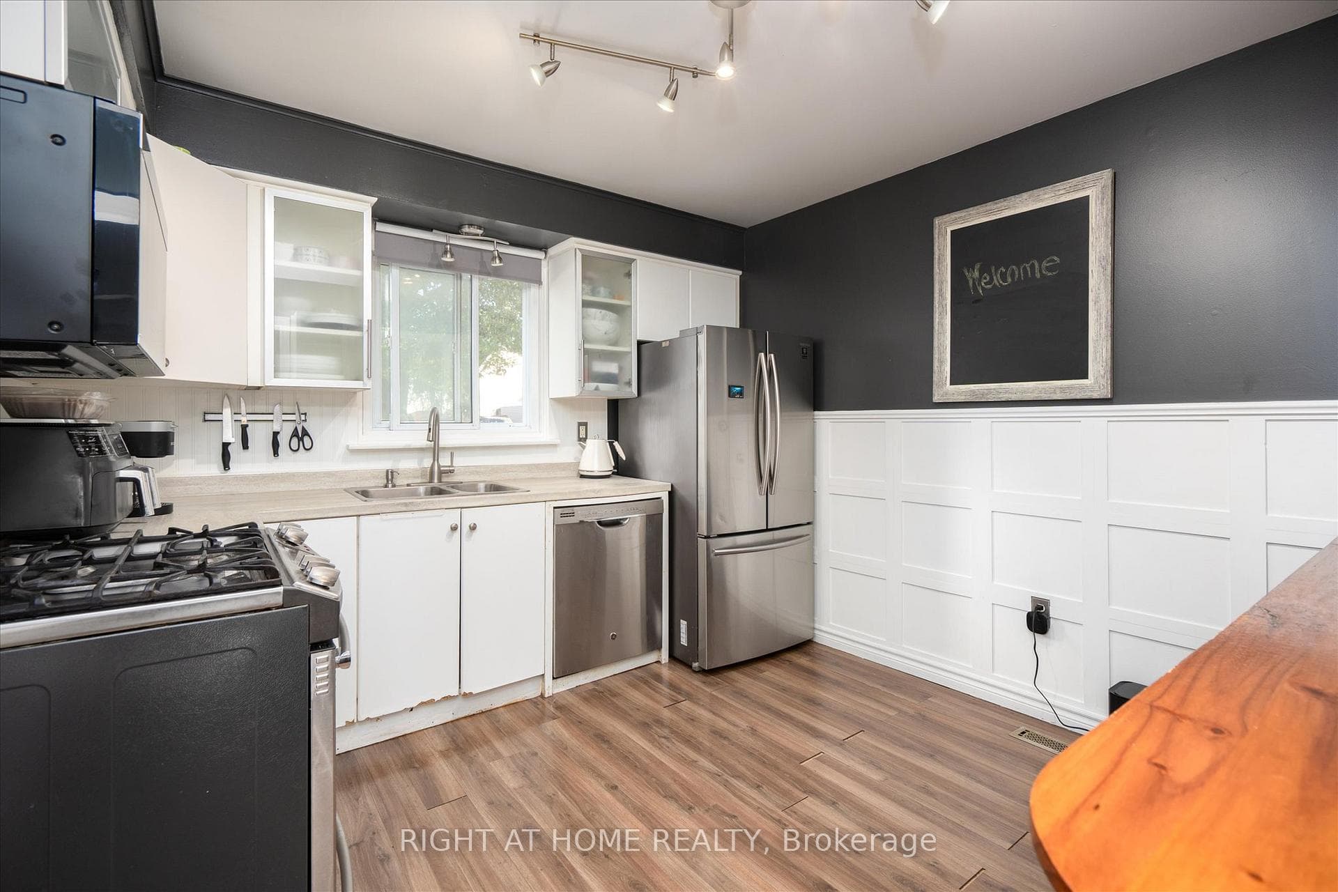 1306 Fenelon Crescent photo 3