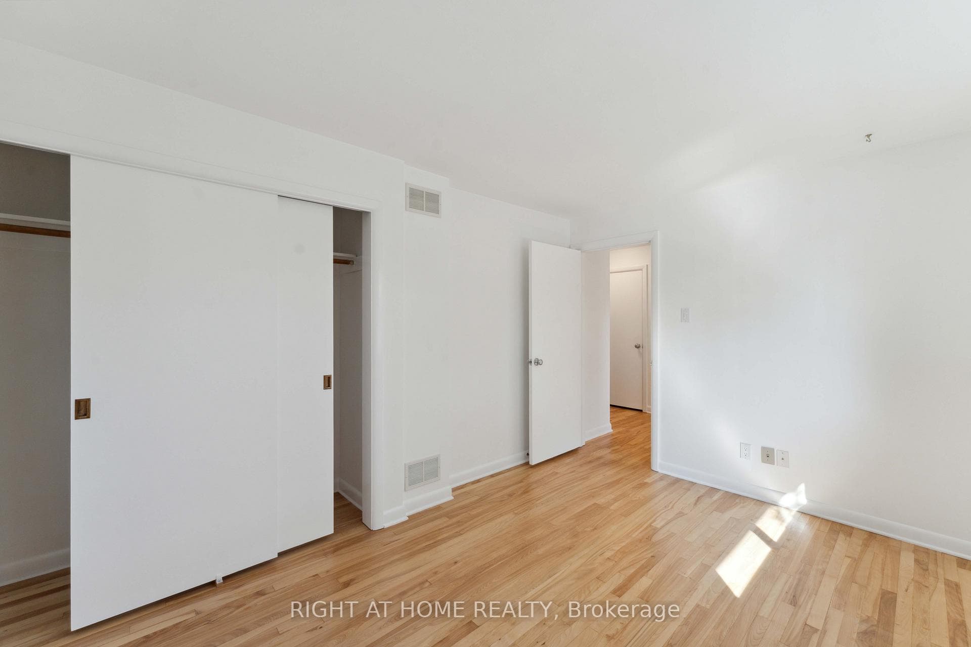 950 Woodroffe Avenue photo 16