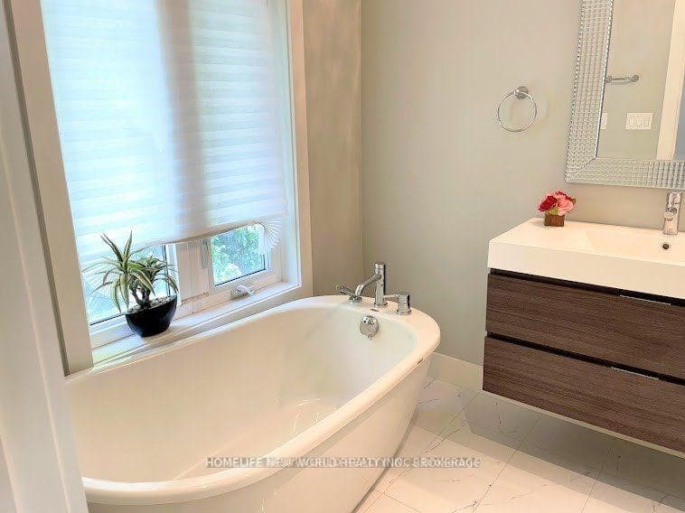 82 Lawrence Avenue photo 9