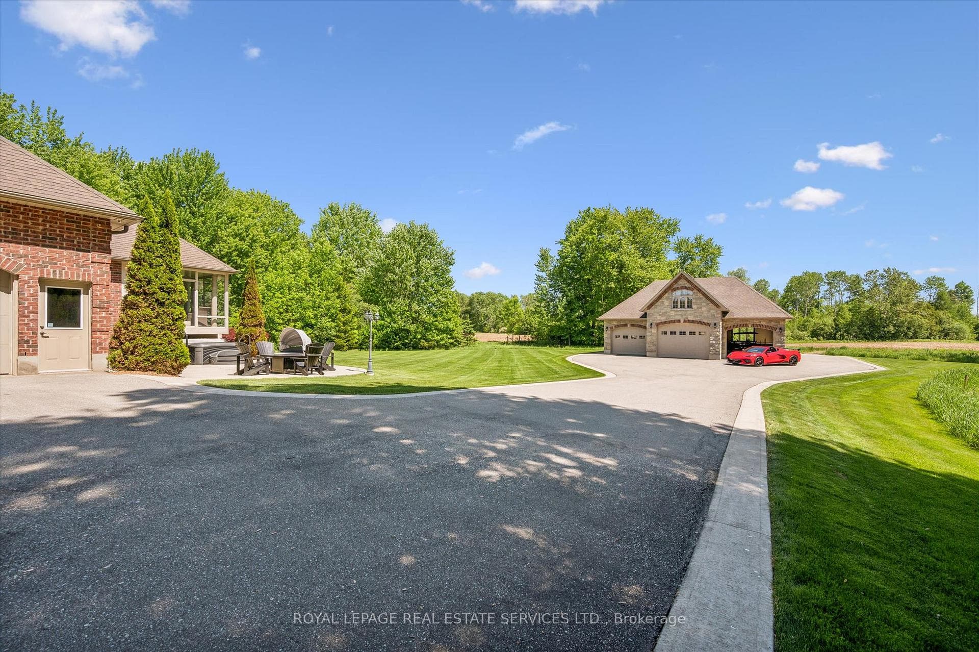 Coach House/Detached Garage w/Apartment Potential