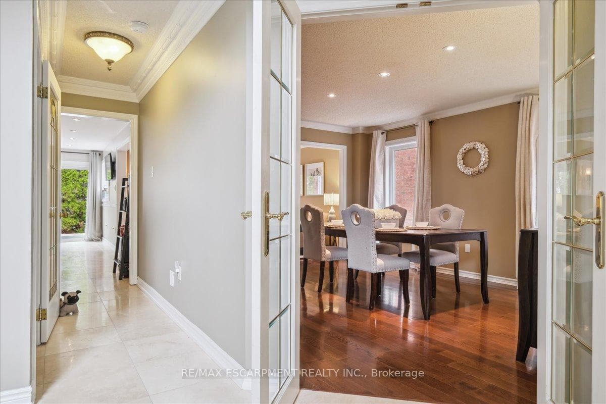 2580 Strathmore Crescent photo 4