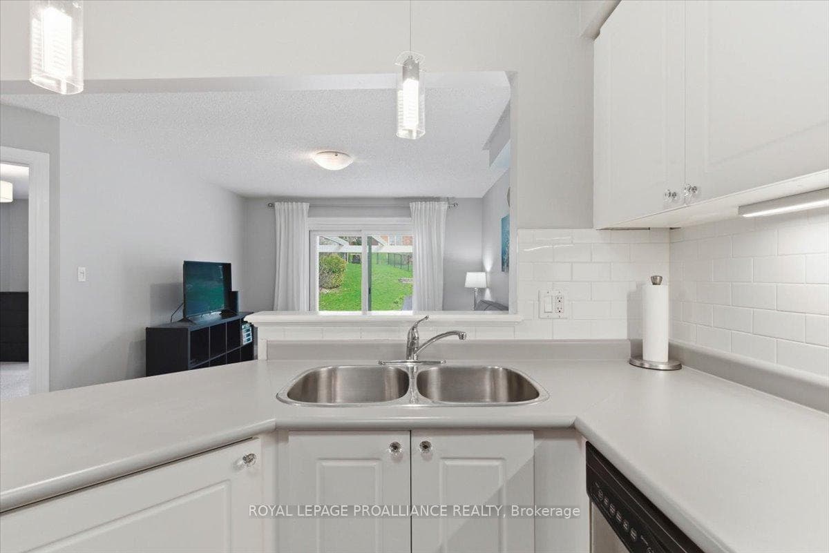 1342 Eagle Crescent photo 12