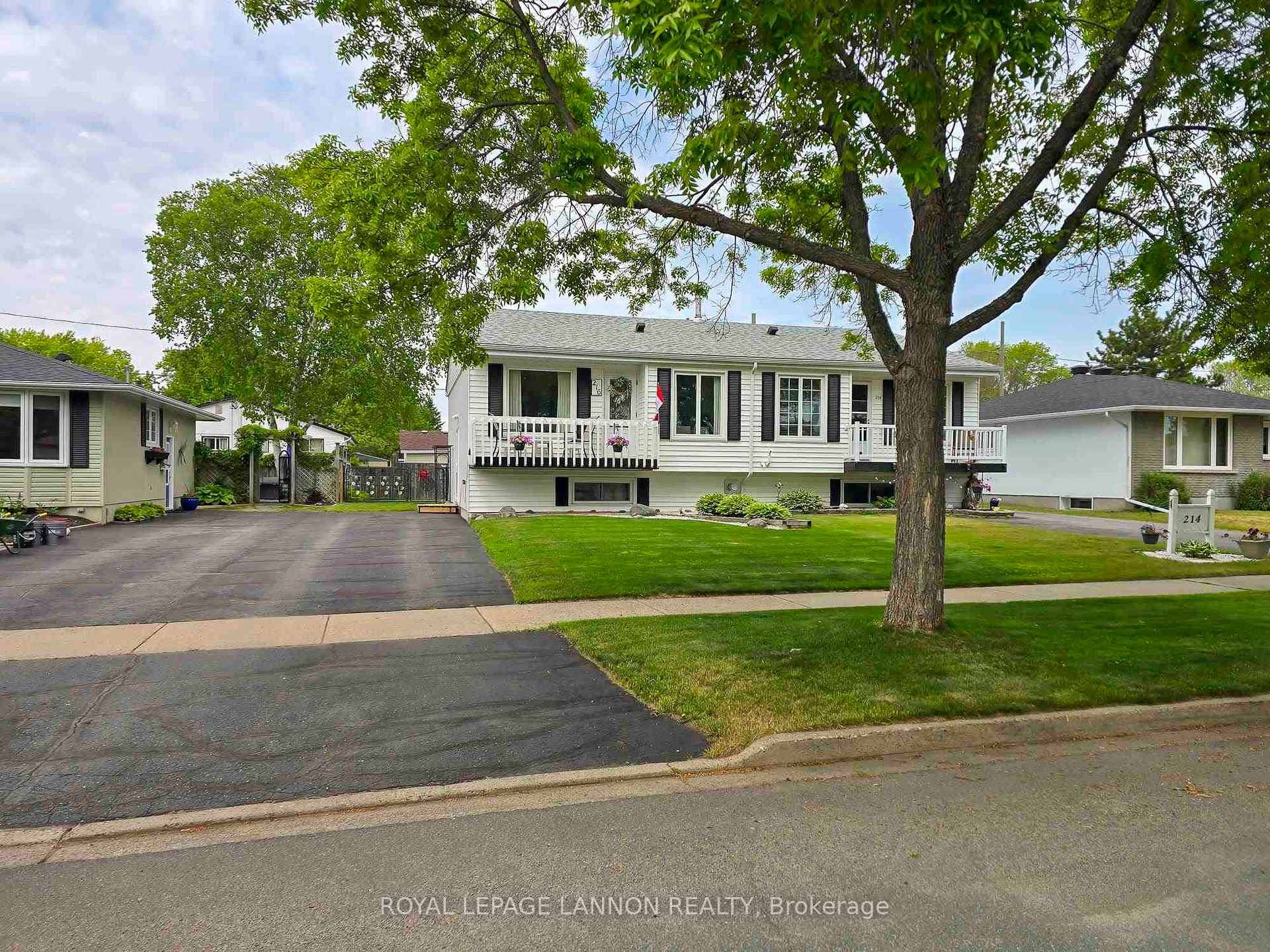 216 Huron Crescent photo 2