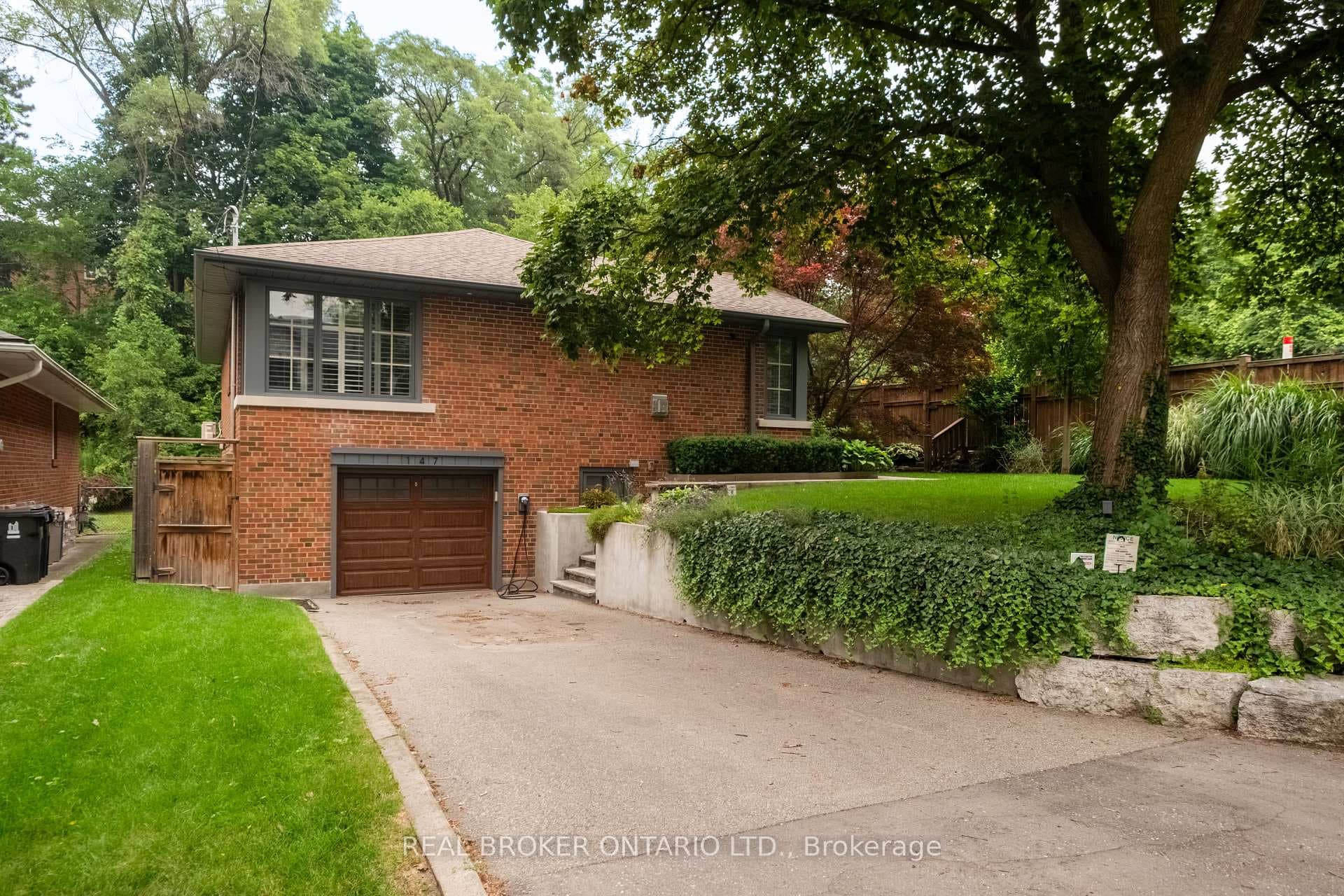 147 Thompson Avenue photo 3