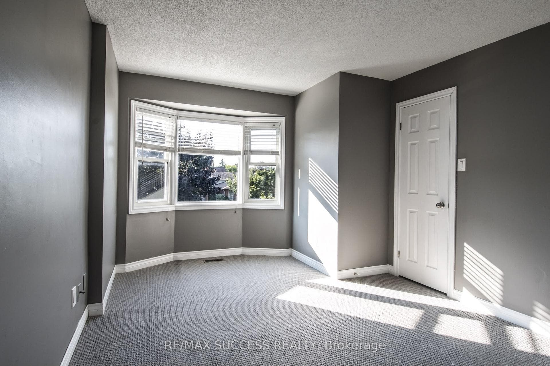 26 Tomahawk Dr, Main, Drive photo 9