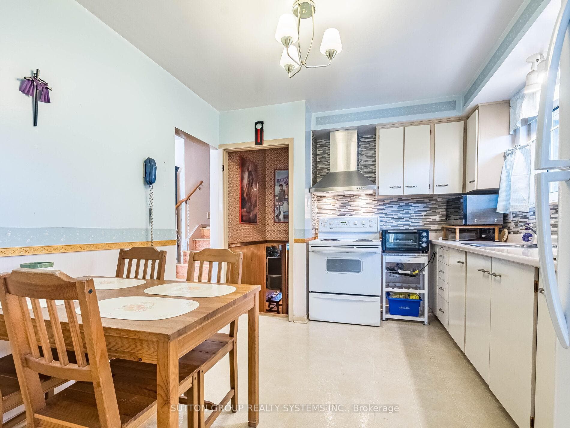 8 Dearbourne Boulevard photo 25