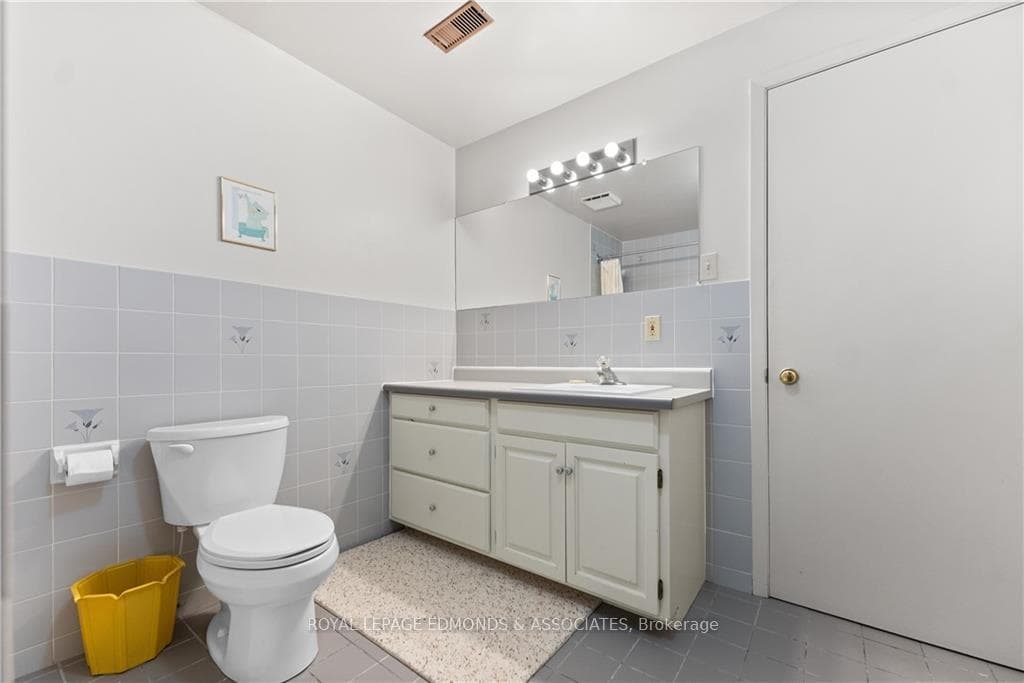 564 MELTON Street photo 23