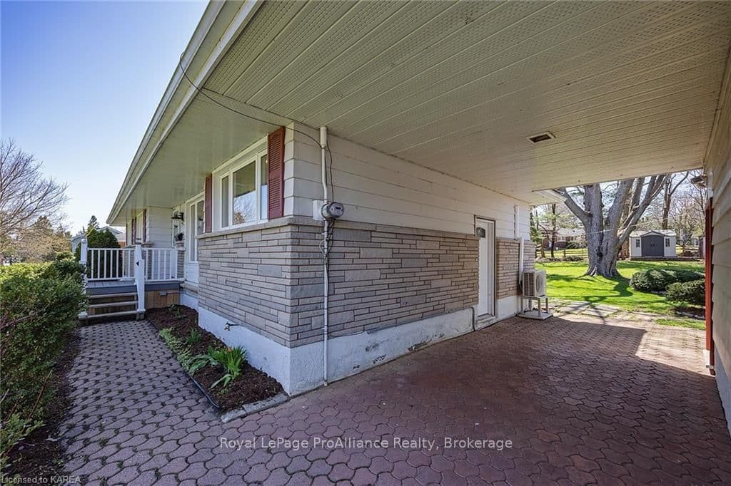 717 CENTRE Street photo 3