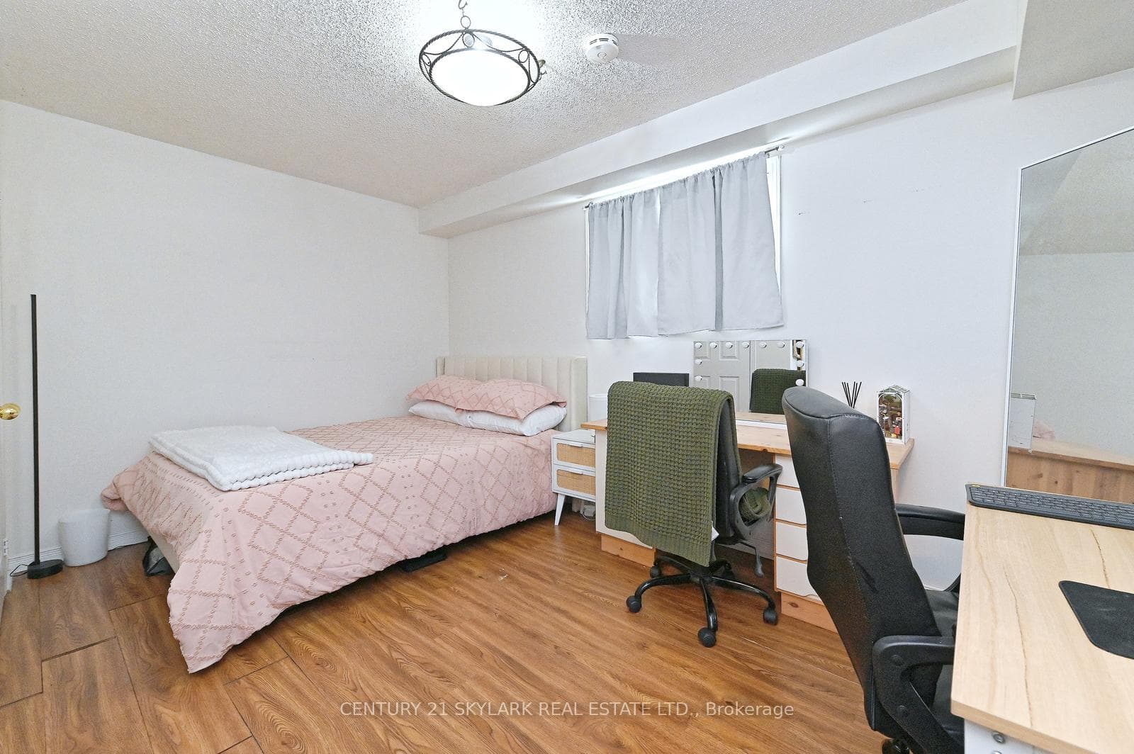 1922 Dalhousie Crescent photo 32