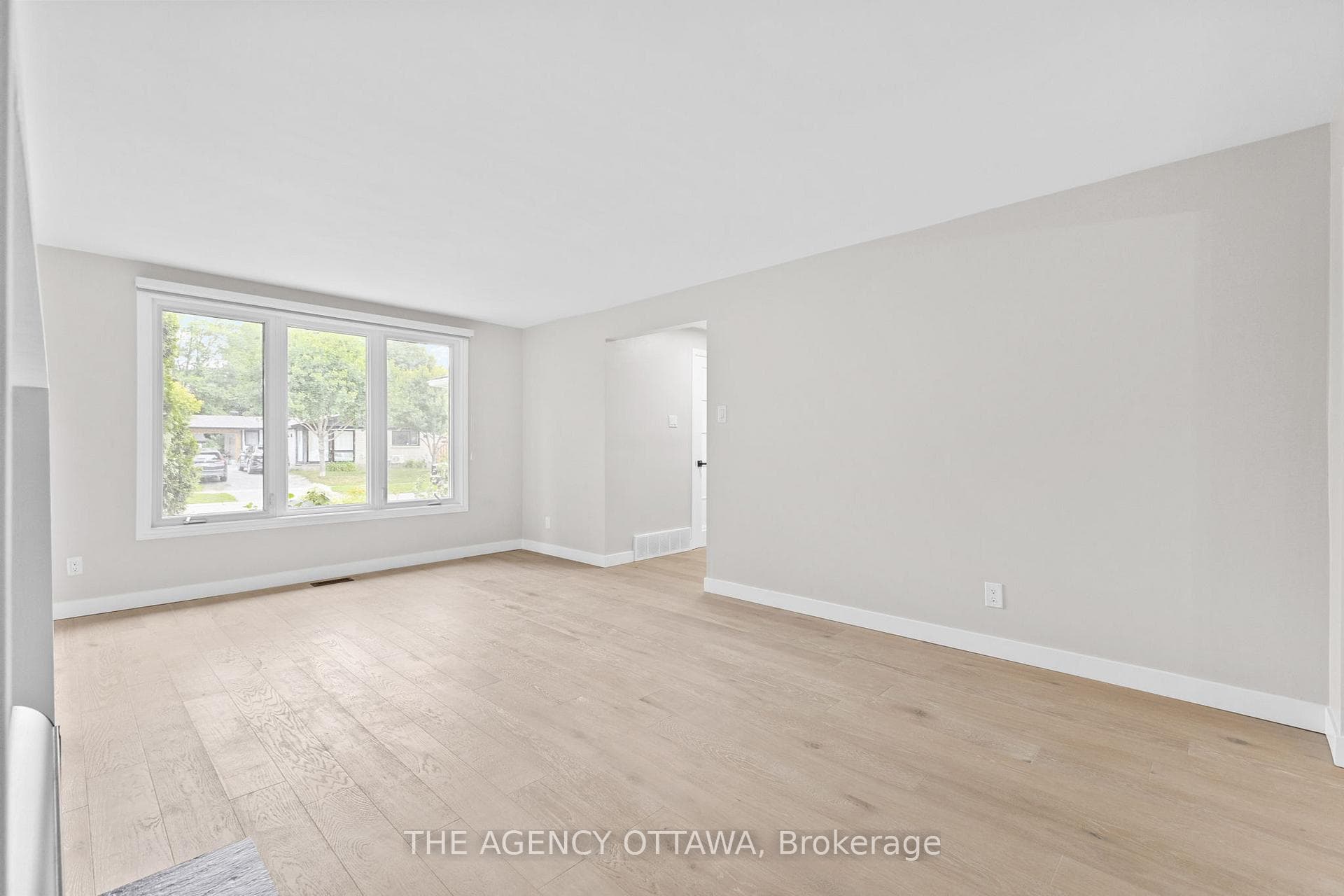 688 LAVERENDRYE Drive photo 18