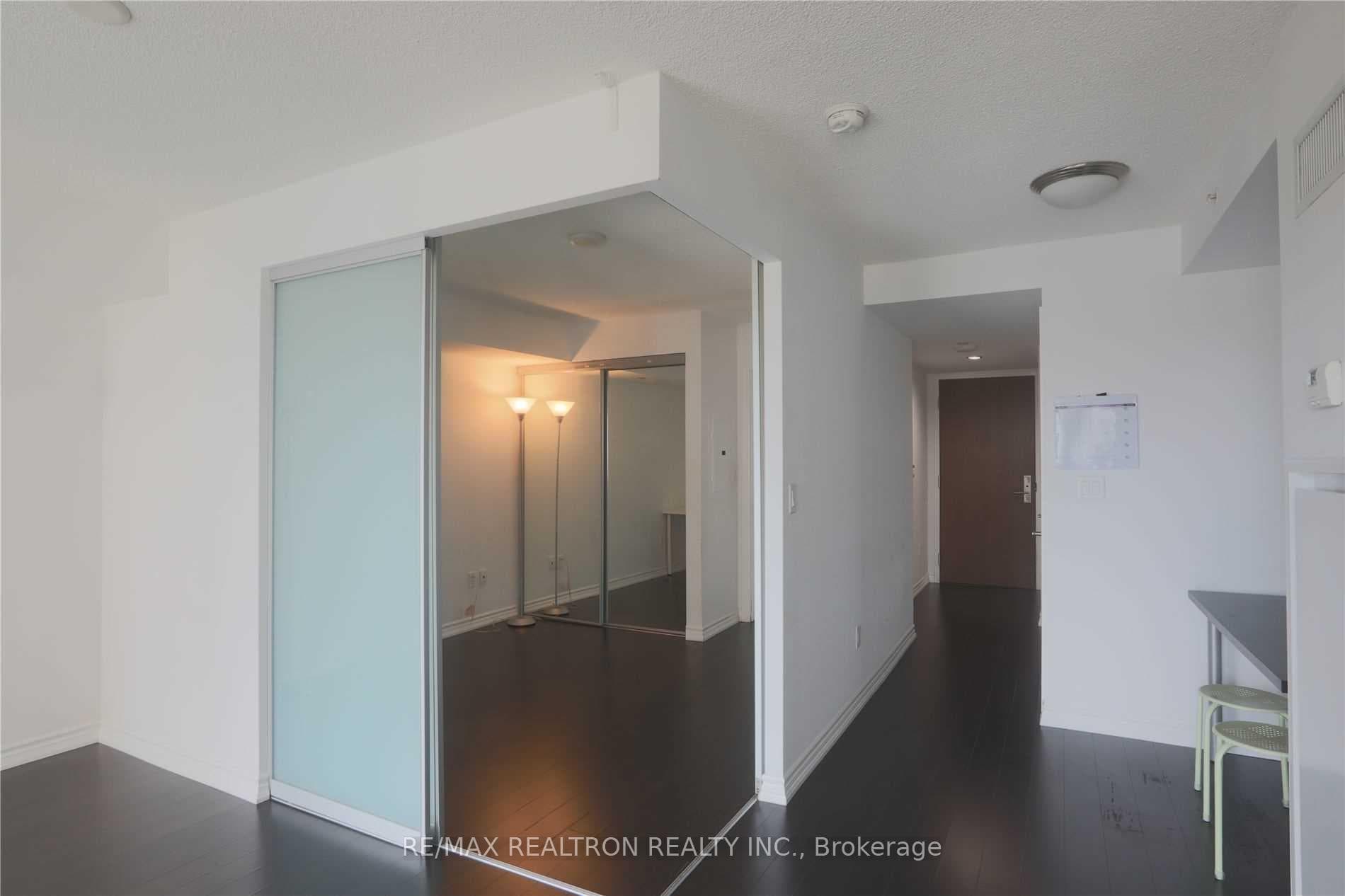 386 Yonge Street Unit 807 photo 9