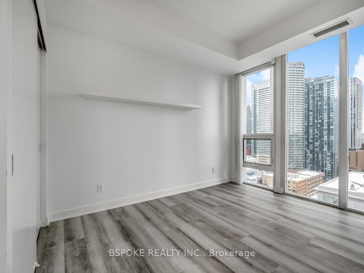 126 Simcoe Street Unit 2104 photo 13