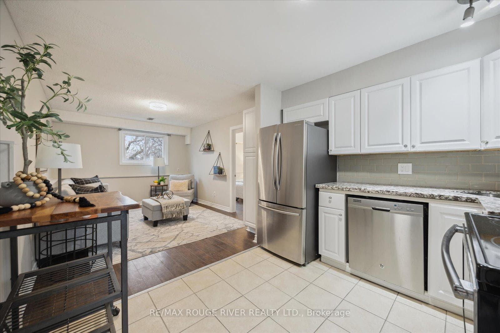 817 Bennett Crescent photo 31