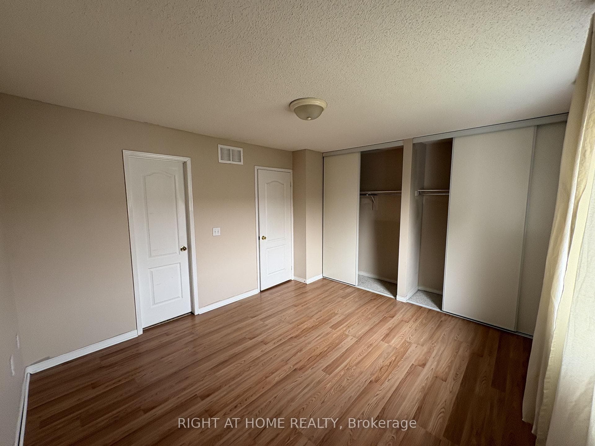 5030 Heatherleigh Avenue Unit 127 photo 7