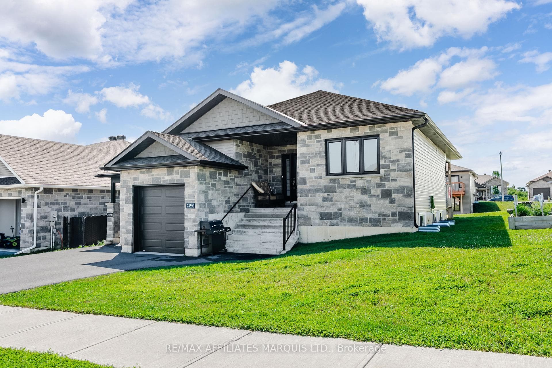 2459 Watson Crescent photo 3