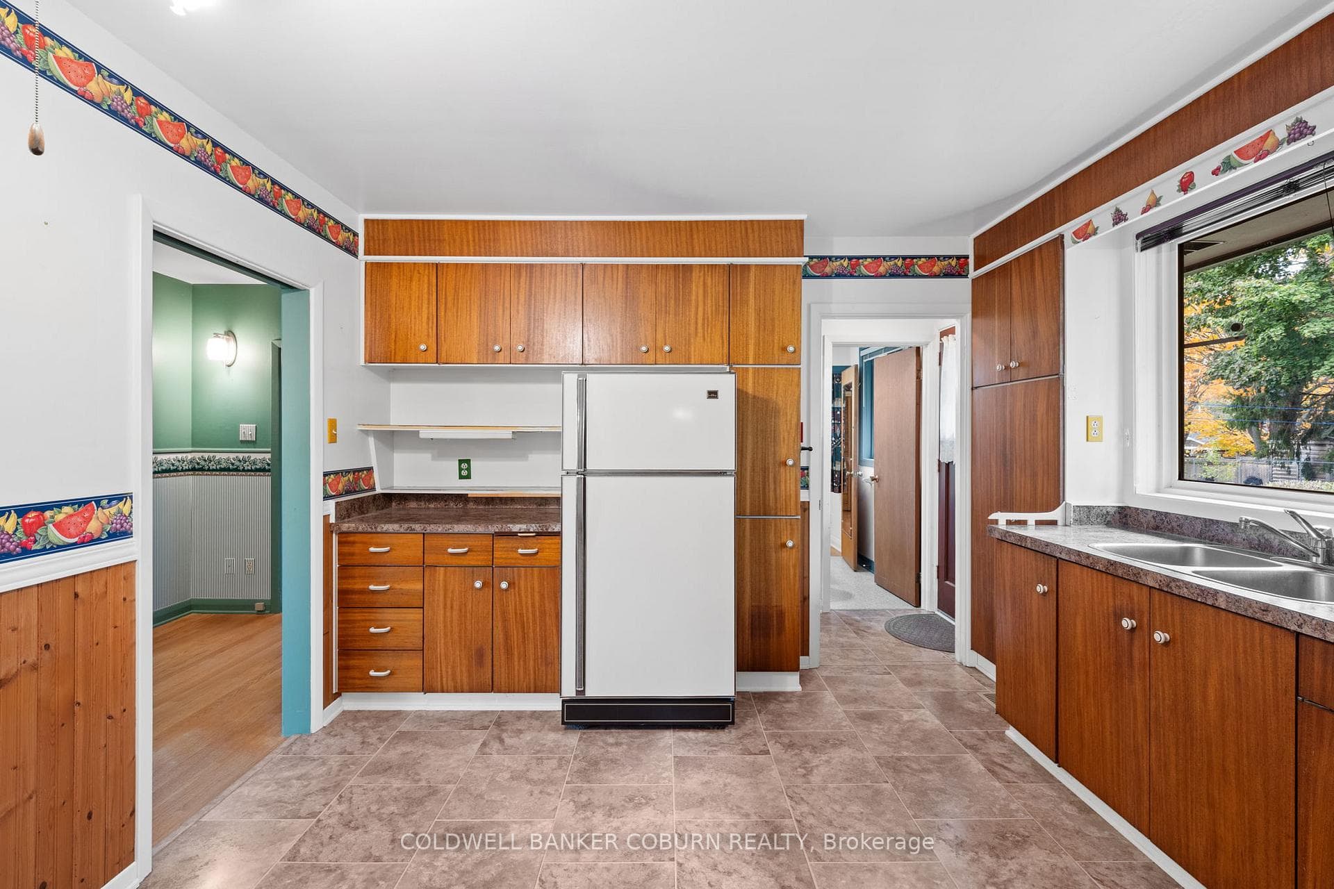 53 Eisenhower Crescent photo 15