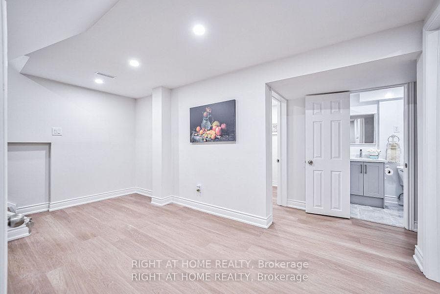 2075 Warden Avenue Unit 04 photo 23