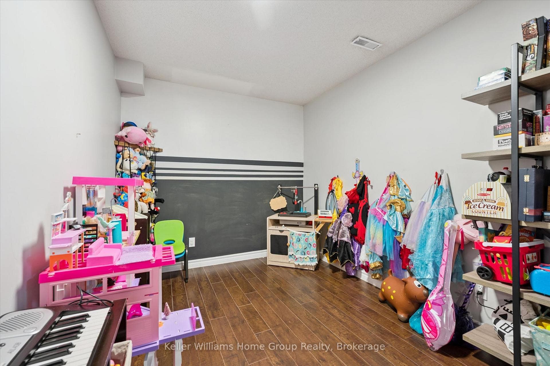 209 Elizabeth Crescent photo 32