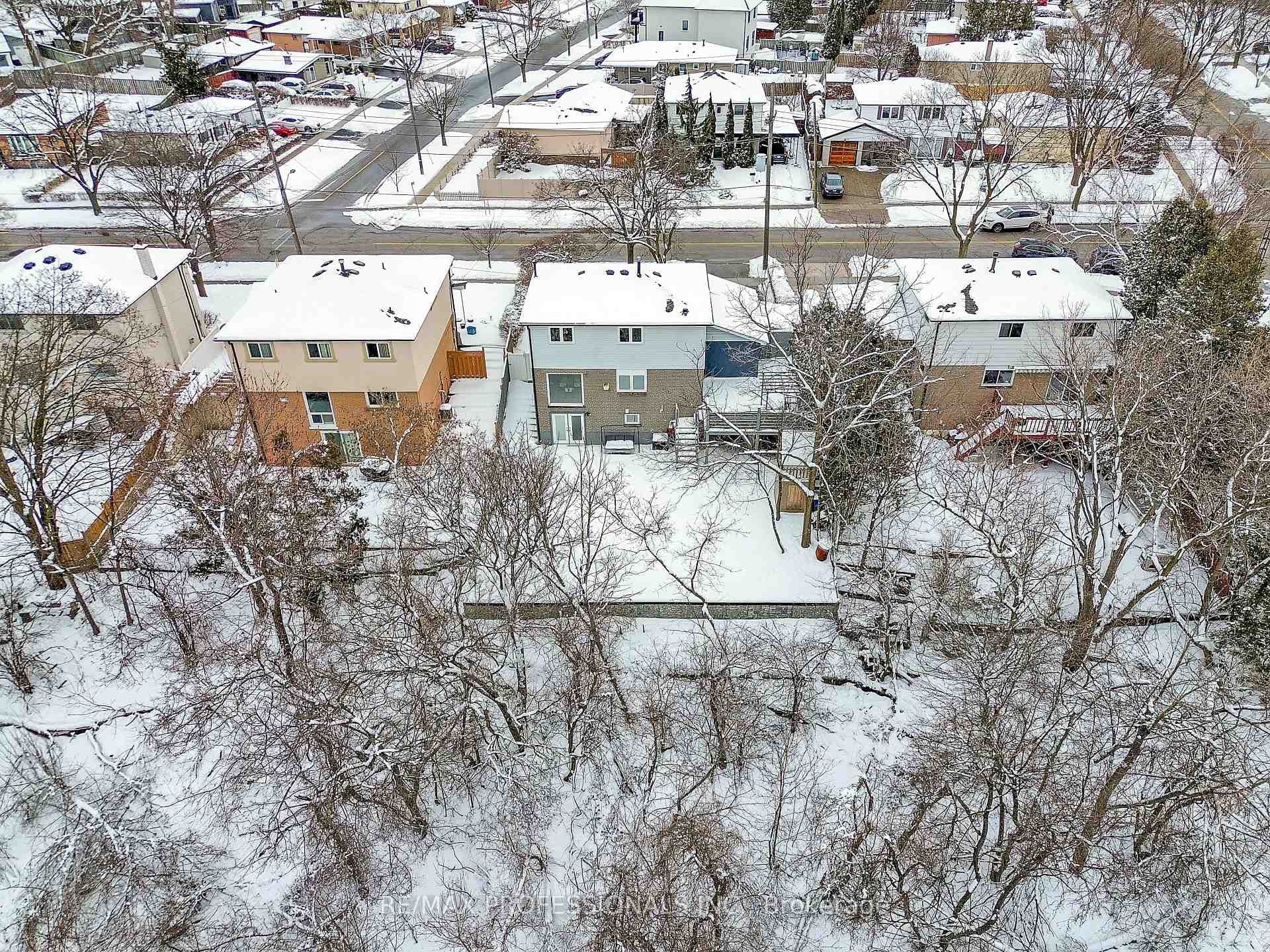 99 Mercury Road photo 33