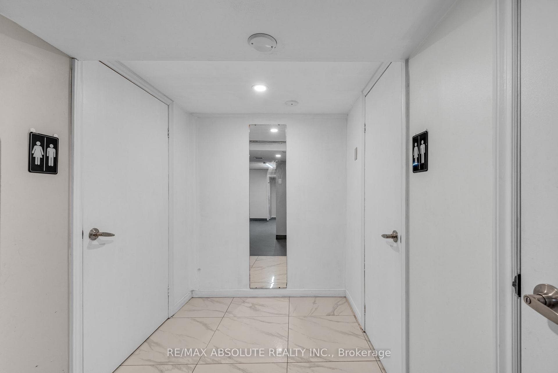 2476 Old Montreal Road photo 18