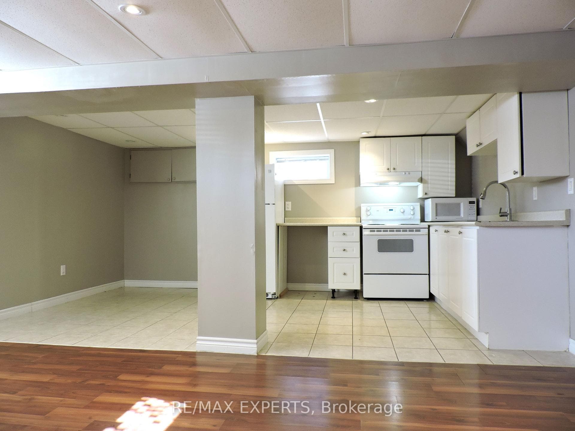 126 LONGFORD Drive photo 3