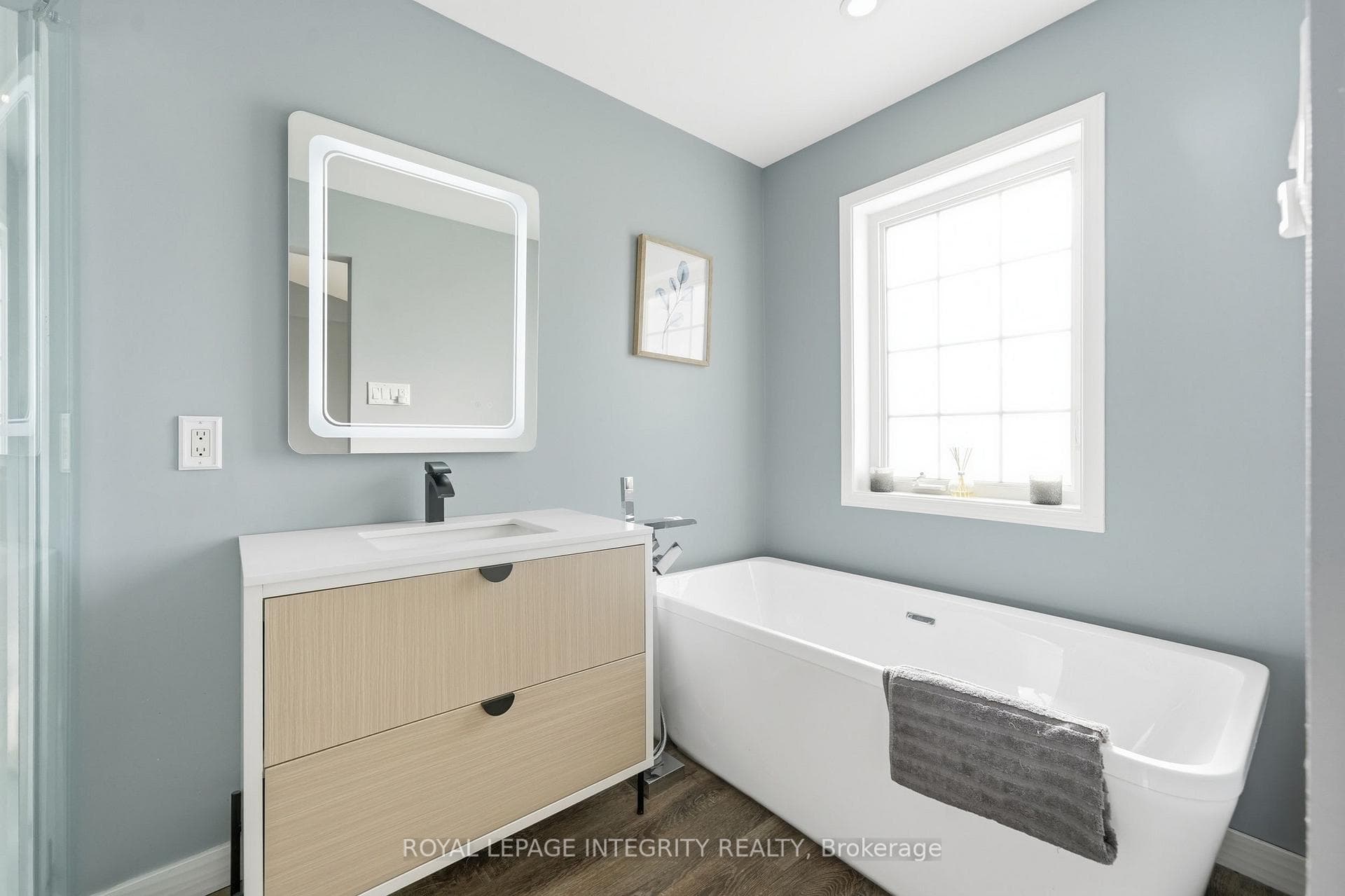 300 Rolling Meadow Crescent photo 25