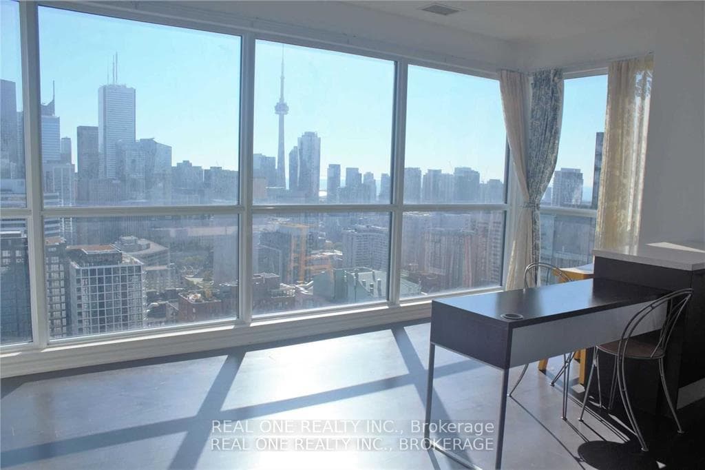 386 Yonge Street Unit 4010 photo 31