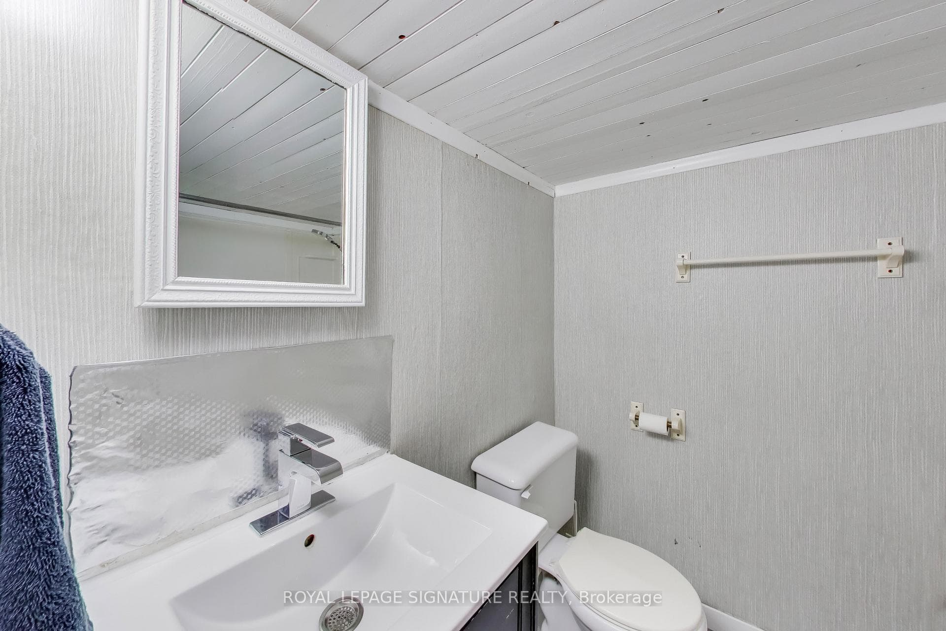 2102 Gerrard Street photo 19