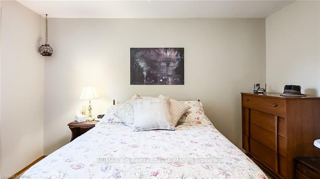 3 SPARLING Crescent photo 31