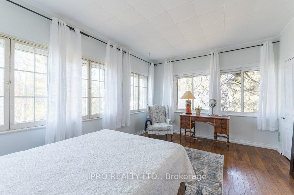 693 King Street photo 20