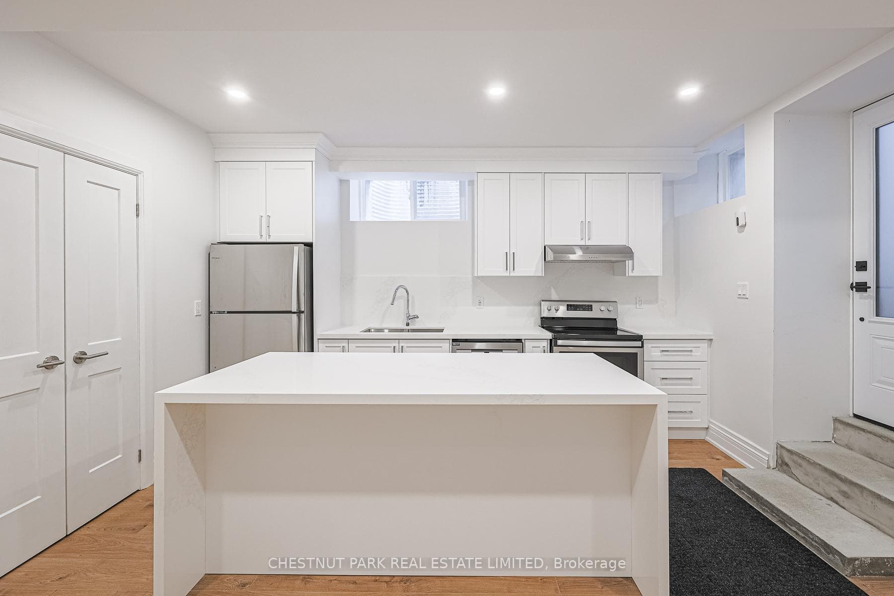 253 Pape Avenue Unit Lower photo 4