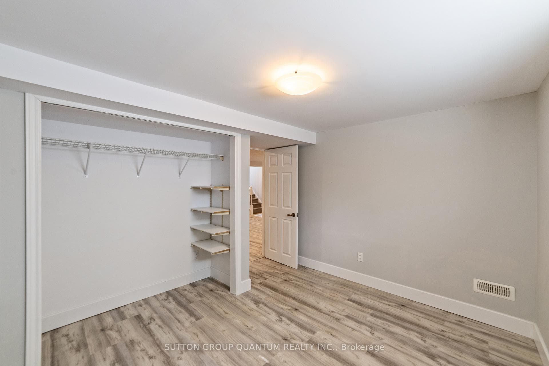 407 Queen Mary Drive photo 30