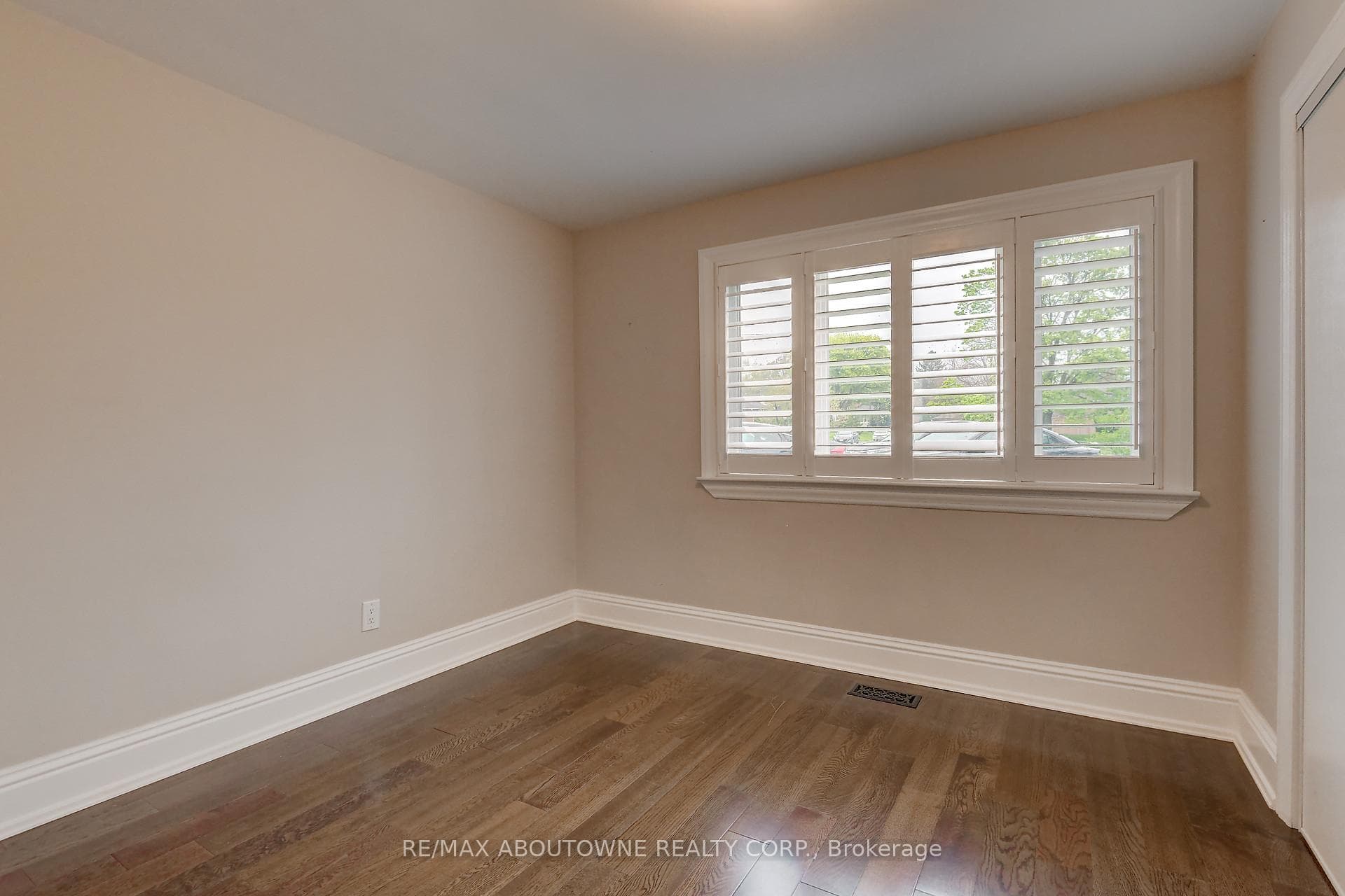 255 Wales Crescent photo 33