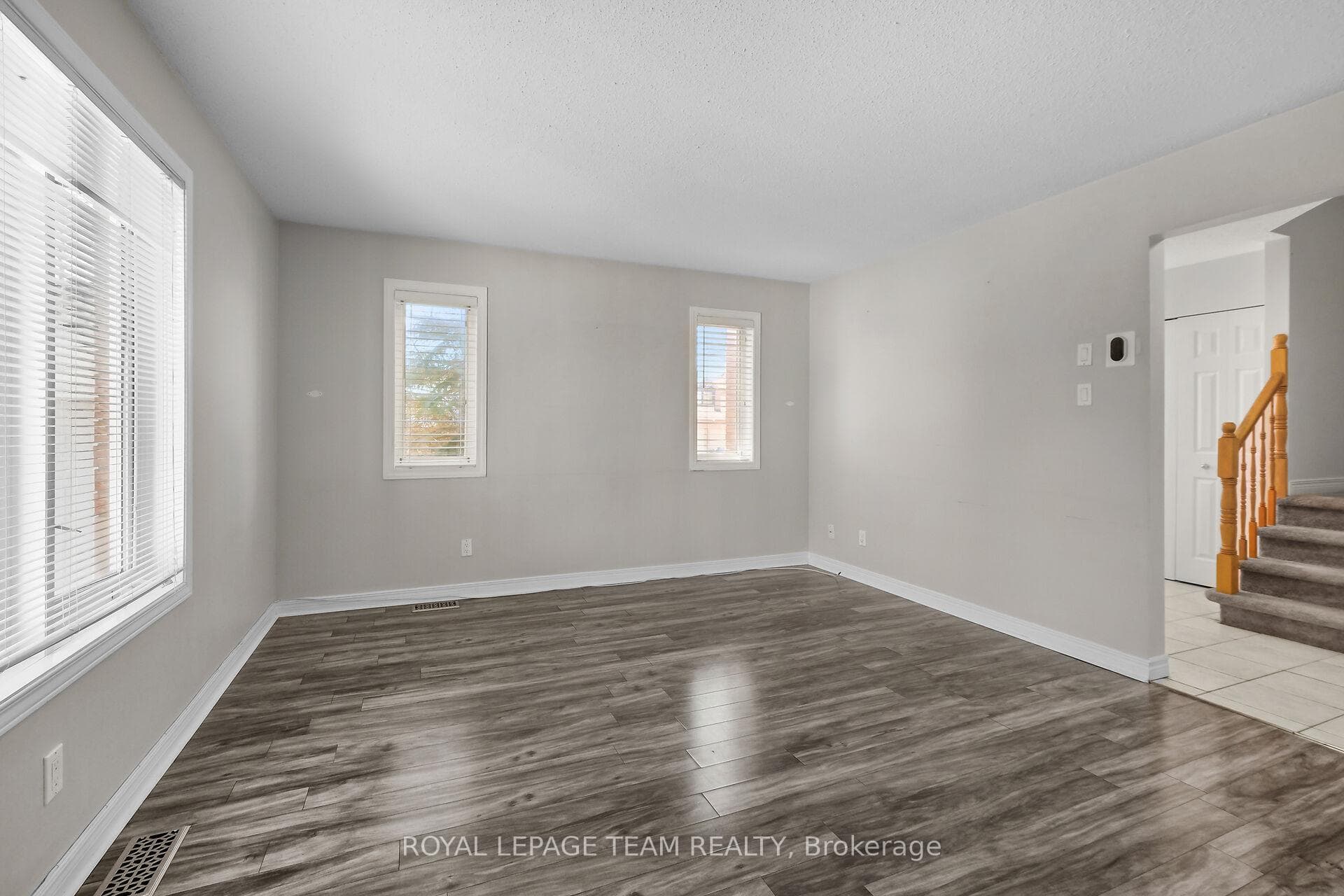 Laminate floor in livingroom, windows on 2 sides