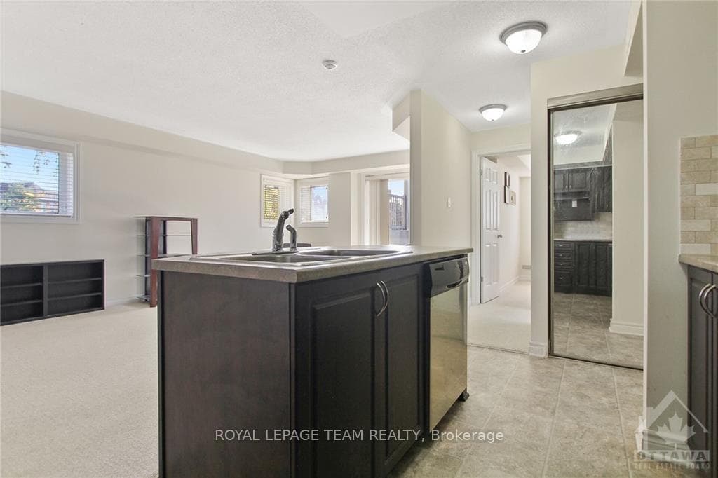 297 CRESTHAVEN Drive Unit 1 photo 6