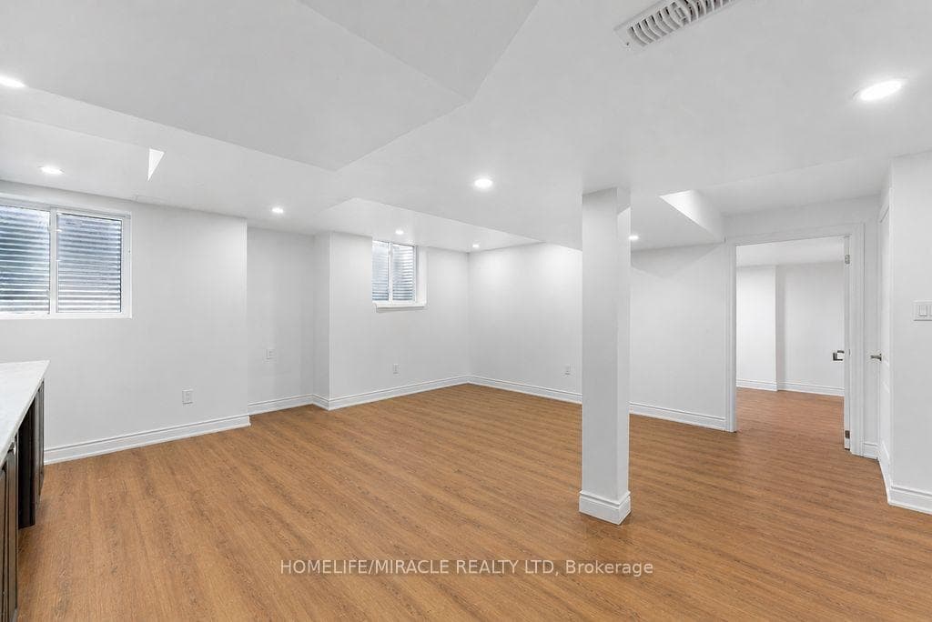 1583 Frolis Street photo 3