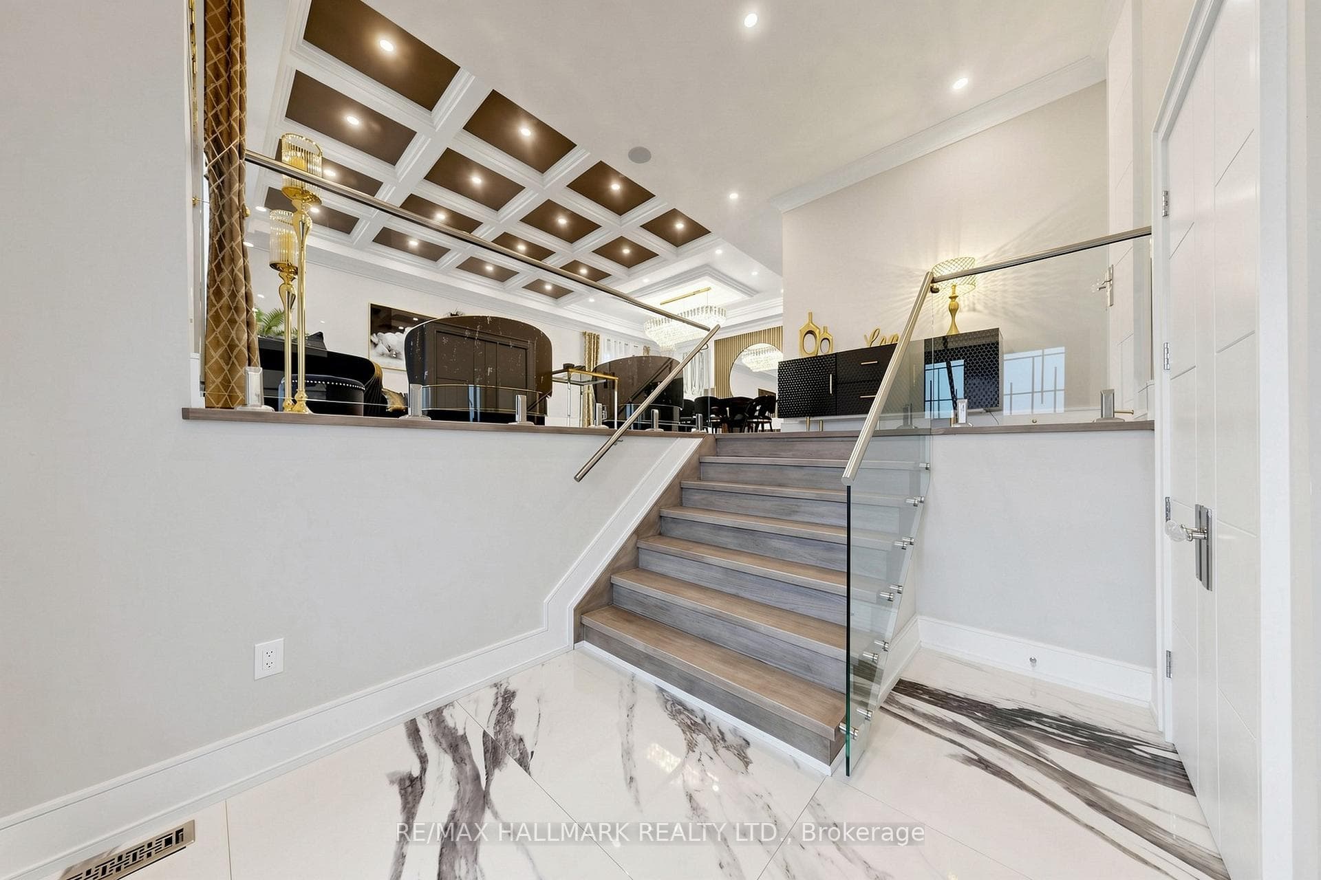 901 Wingarden Crescent photo 3