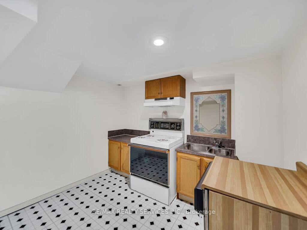 4510 Radisson Crescent photo 42