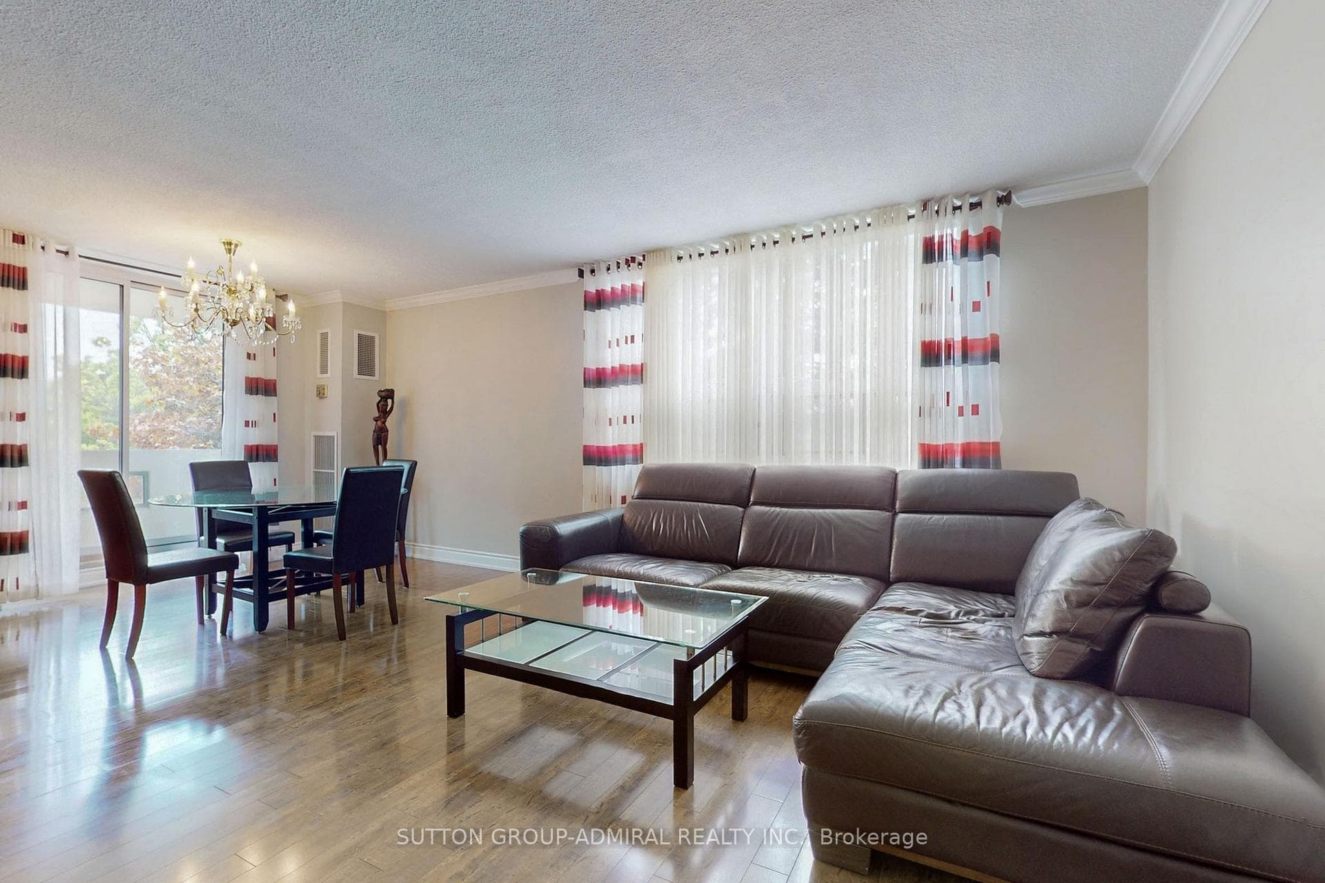 7451 Yonge Street Unit 401 photo 3