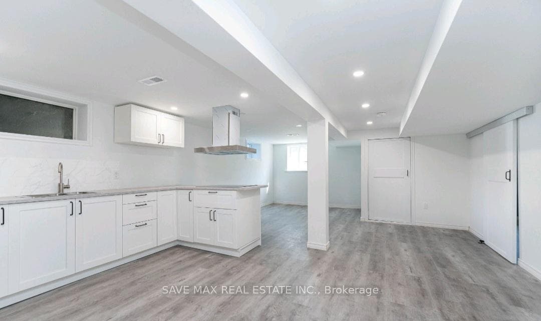 6549 Riall Street Unit Lower photo 5