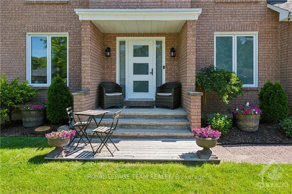 33 CARIBOU Avenue photo 2
