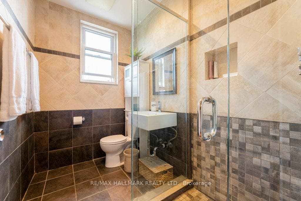 695 Carlaw Avenue photo 14