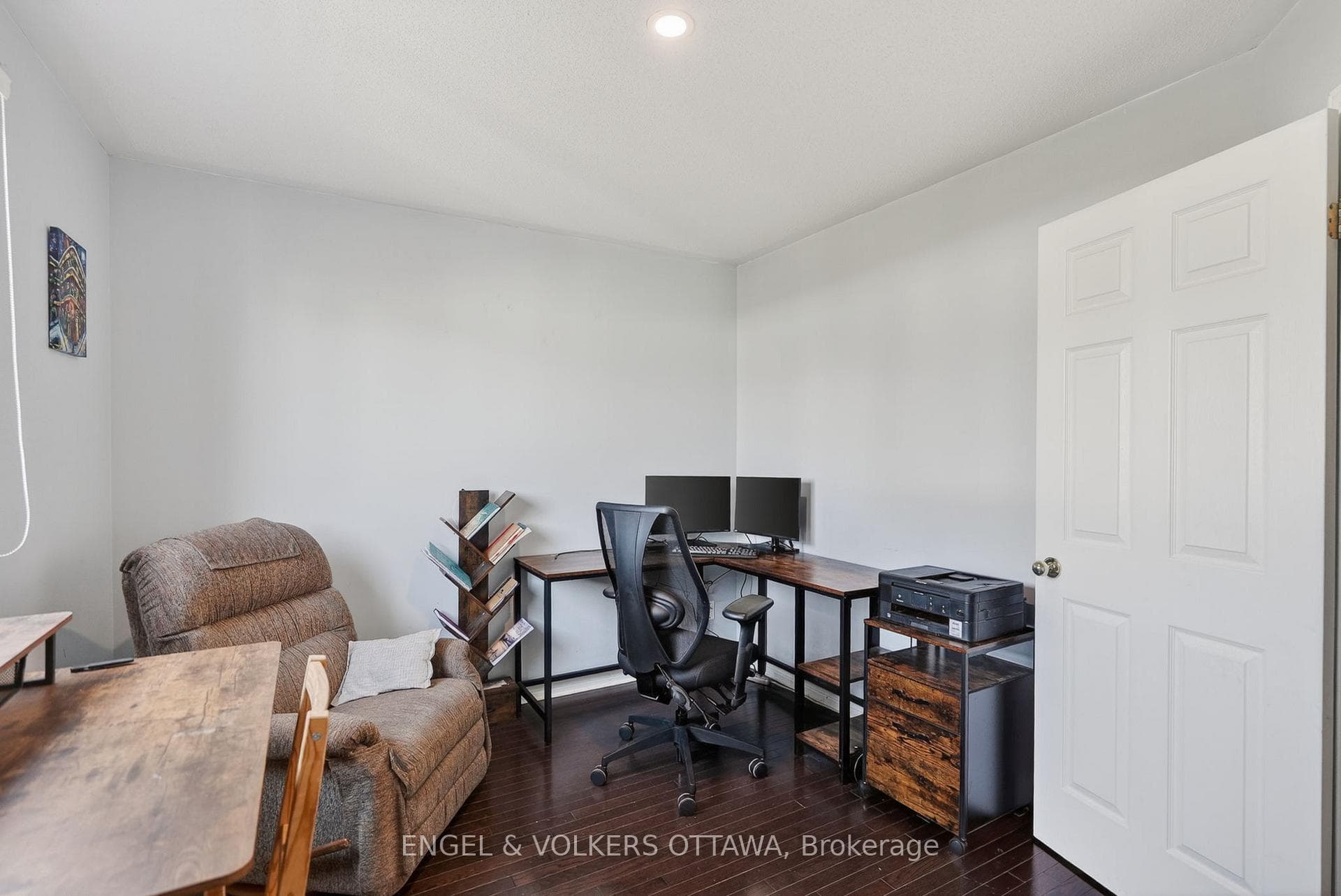1033 Como Crescent photo 18