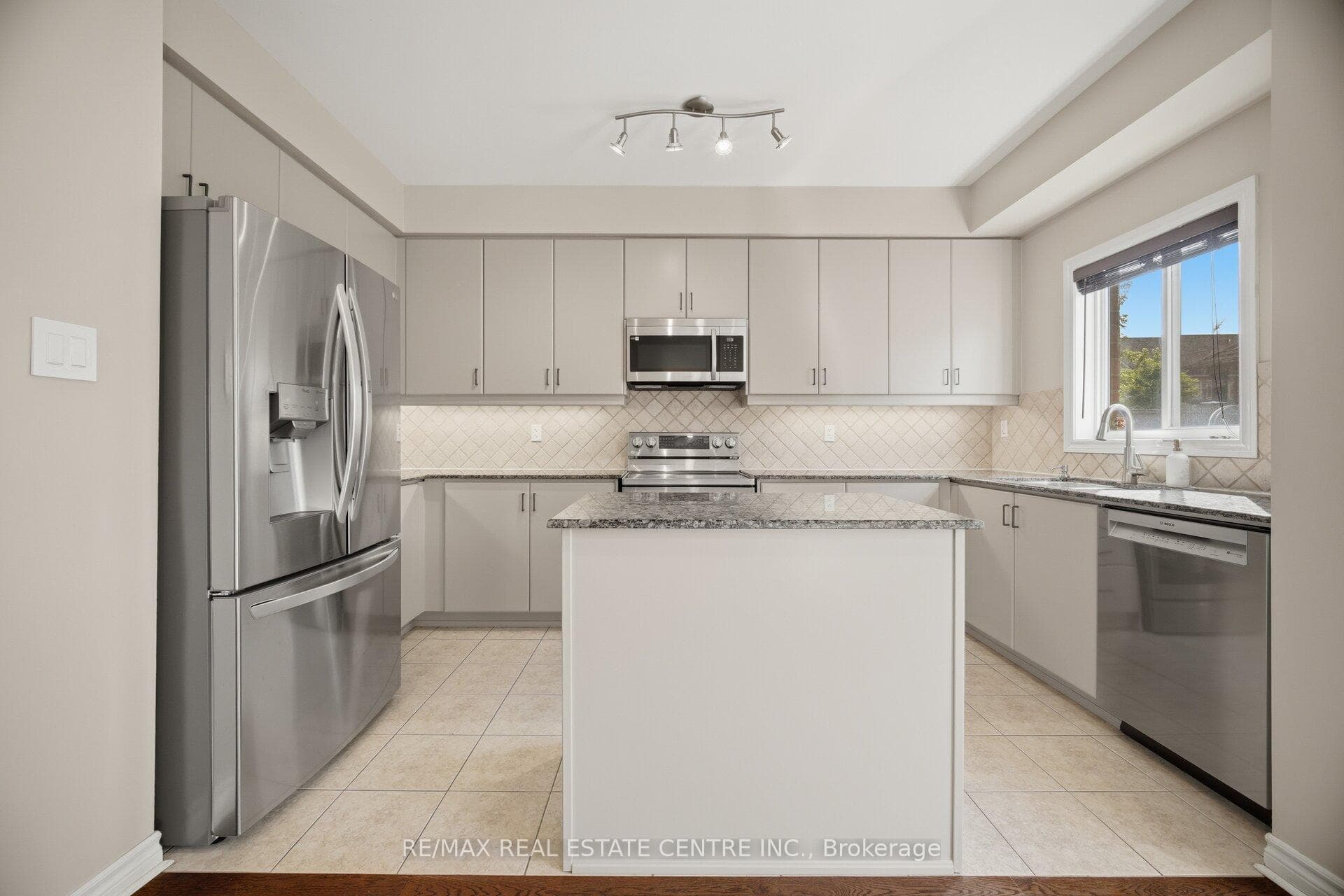 366 Hobbs Crescent photo 19