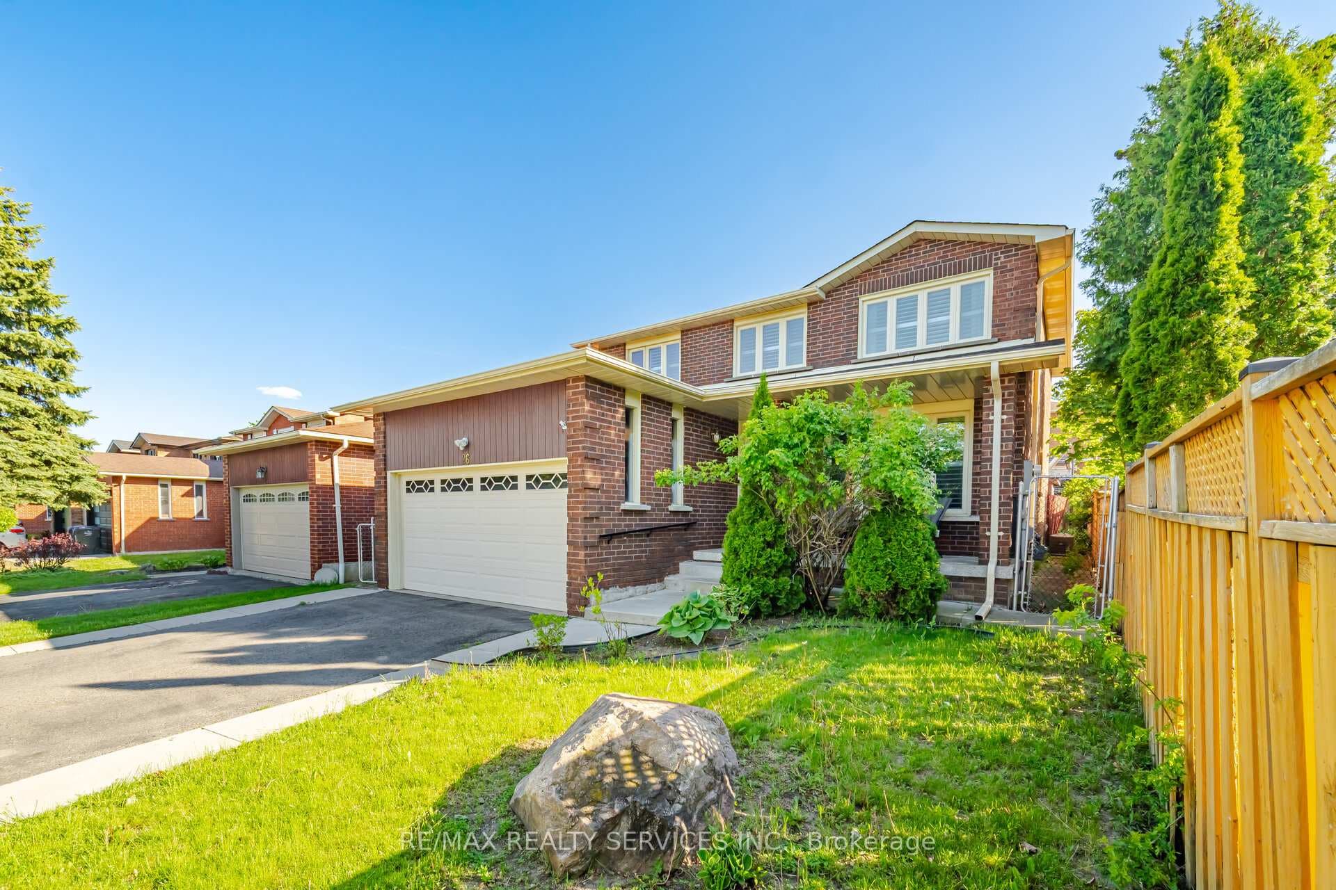 26 Sunforest Drive photo 3