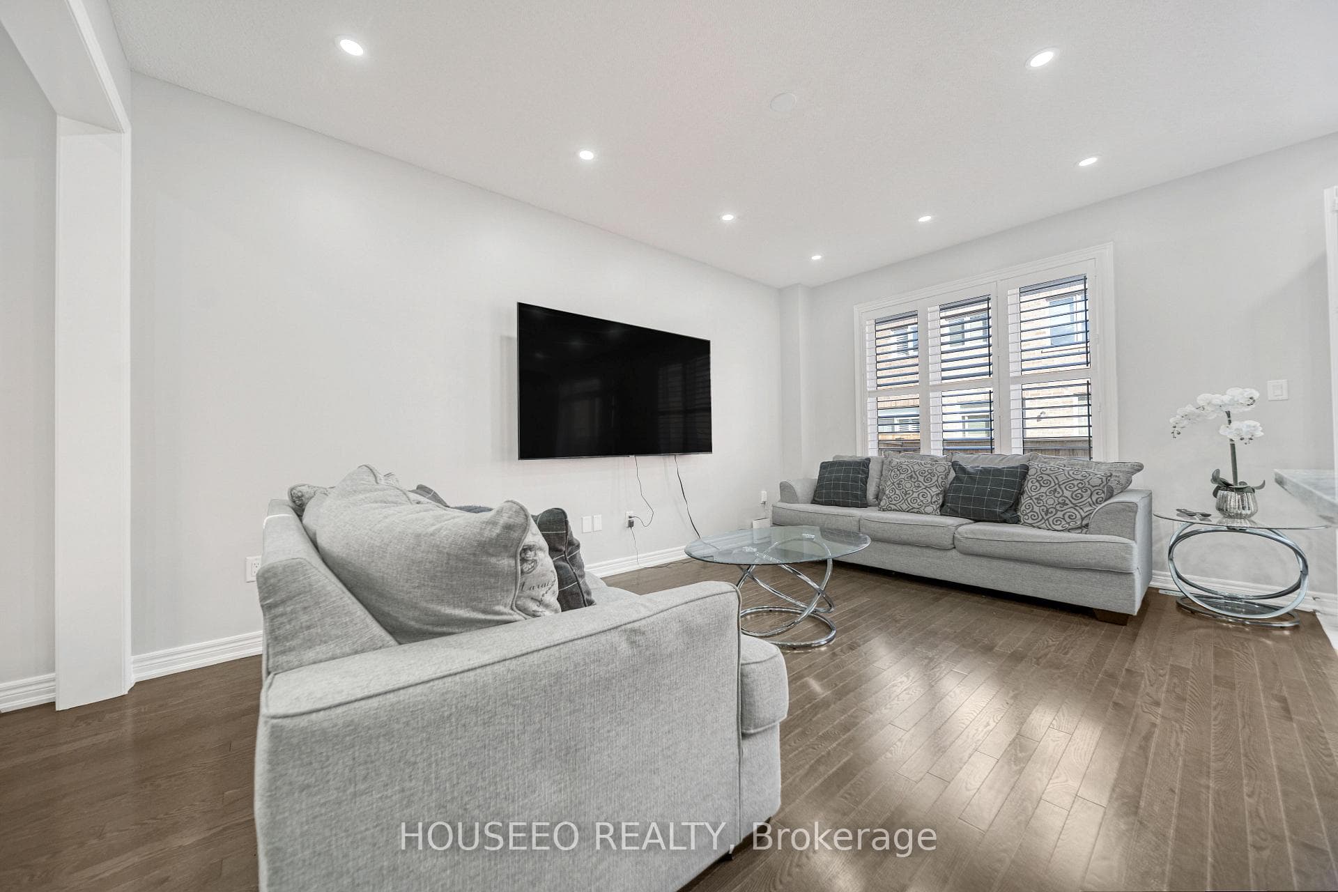 11 Cobriza Crescent photo 5