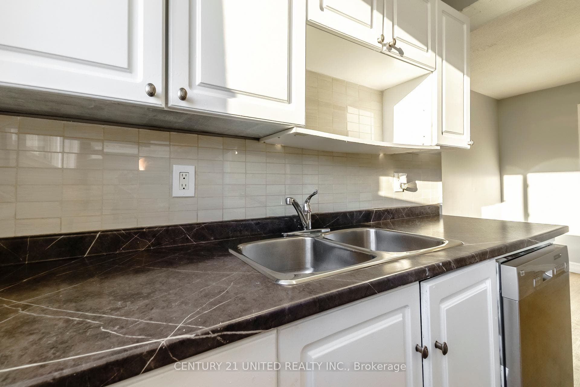 996 Sydenham Road Unit 61 photo 10